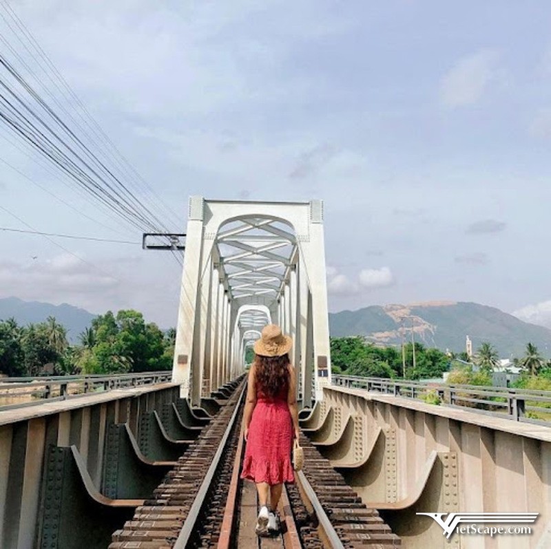 Cầu sắt Nha Trang là tụ điểm check in khá lý tưởng cho bạn