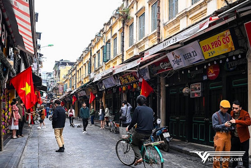 Nhiều du khách trong và ngoài nước chọn đến phố cổ Hà Nội để khám phá