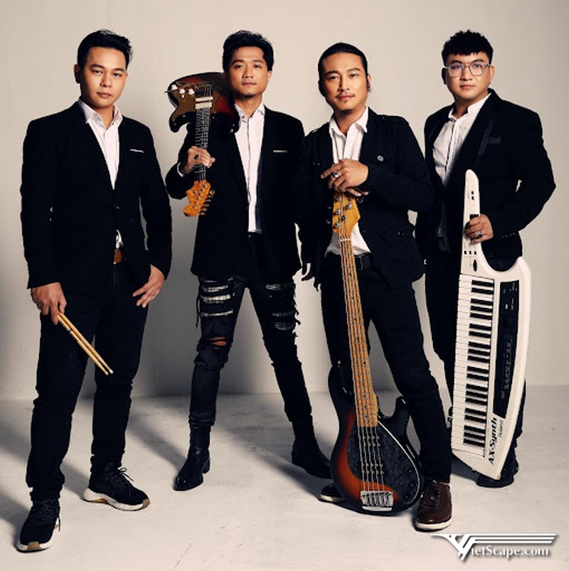 Năm 2003, Jimmii Nguyễn lập ban nhạc riêng mang tên gọi là Jimmii Band