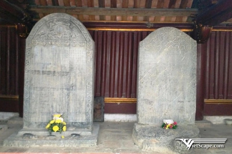 Bia đá ghi dấu các chiến tích nhà Đinh tại Đền Vua Đinh Tiên Hoàng  vẫn còn lưu giữ đến ngày nay