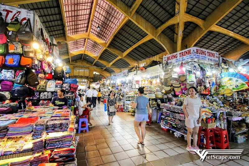 Chợ Bến Thành mở cửa khá sớm, thuận tiện để bạn ghé đến check in, mua sắm