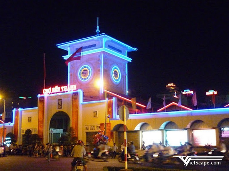Chợ Bến Thành về đêm mang nét sôi động đặc trưng của thành phố mang tên Bác