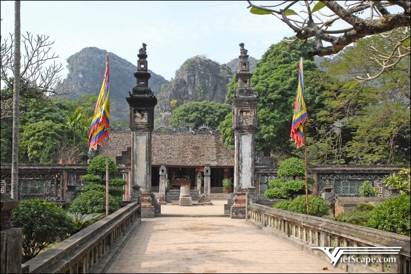 Cổng chính dẫn vào Đền Vua Đinh Tiên Hoàng