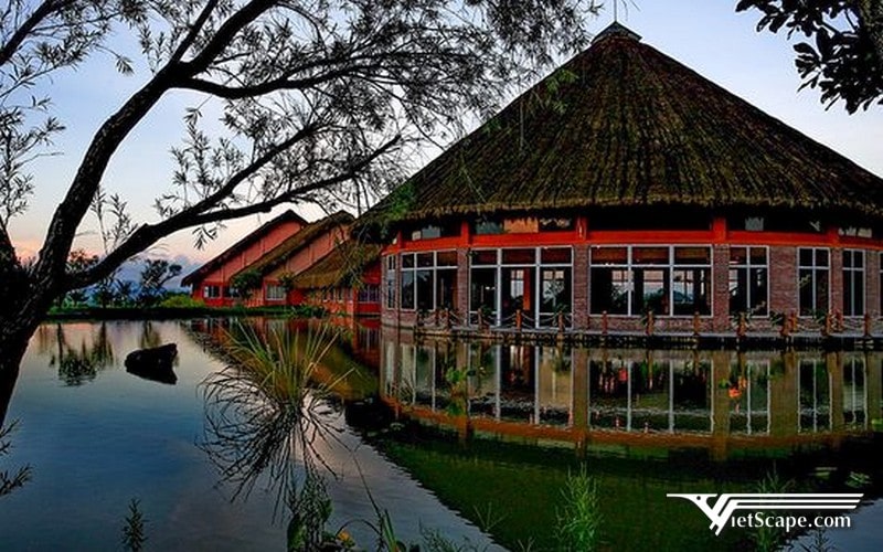Đến với khách sạn Cúc Phương Resort Ninh Bình, bạn không chỉ được lưu trú ở một địa điểm với chất lượng tuyệt vời mà đây còn là nơi “sống ảo” dành cho giới trẻ với view vườn cực chất
