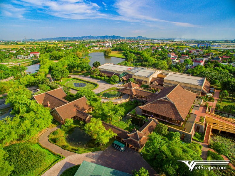 Emeralda Resort Ninh Bình được xây dựng xung quanh núi rừng hoang sơ