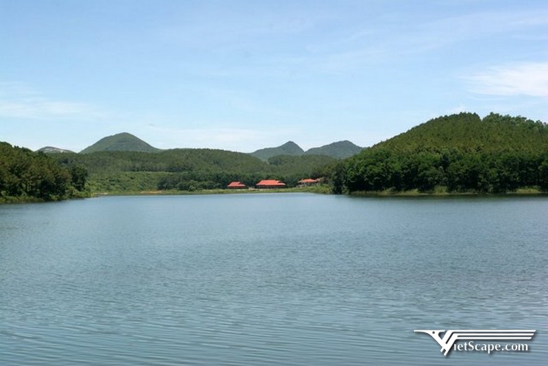 Hồ Đồng Chương với không gian yên bình ở mảnh đất cố đô