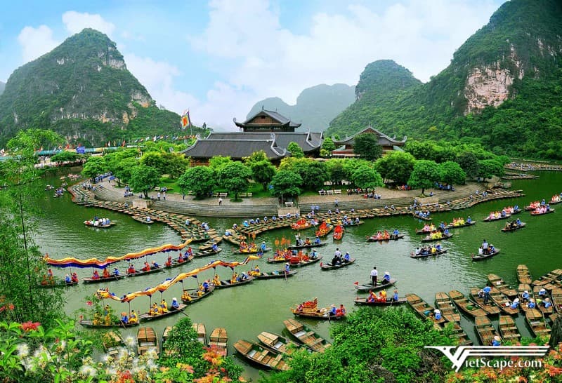 Khám phá khu du lịch Tràng An Ninh Bình để chứng kiến tận mắt cảnh đẹp hùng vĩ của núi non