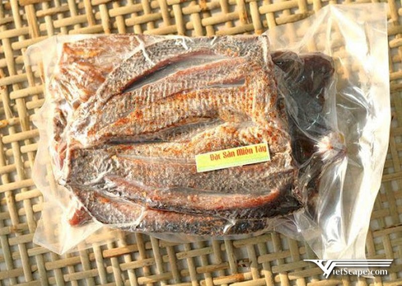 Khô cá lóc là đặc sản miền Tây khá được nhiều người chọn mua để ăn hoặc làm quà biếu