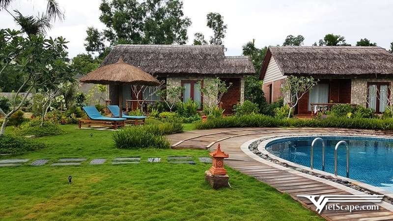 Khu vực bể bơi ngoài trời của homestay Phú Quốc - Cottage Village