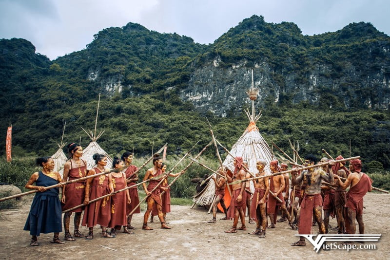 Làng thổ dân được dựng lại trong phim trường Kong Skull Island - đảo đầu lâu ở thành phố Ninh Bình