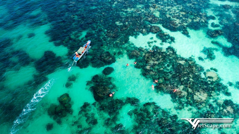 Nước biển các đảo ở Phú Quốc trong vắt rất thuận tiện cho việc lặn ngắm san hô