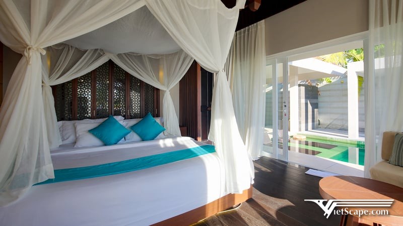 Phòng nghỉ bungalow có màu chủ đạo là màu trắng và giản dị với tấm màn 4 góc