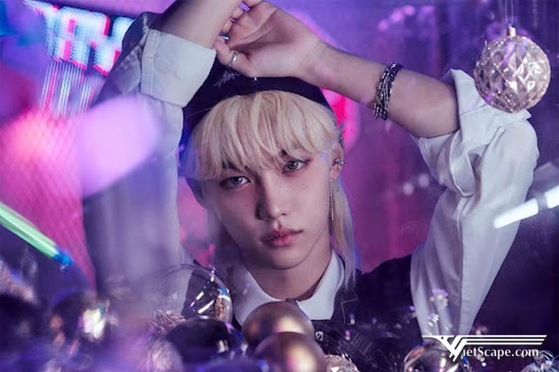 Felix gia nhập công ty giải trí JYP Entertainment và bắt đầu con đường thực tập sinh từ cuối năm 2016