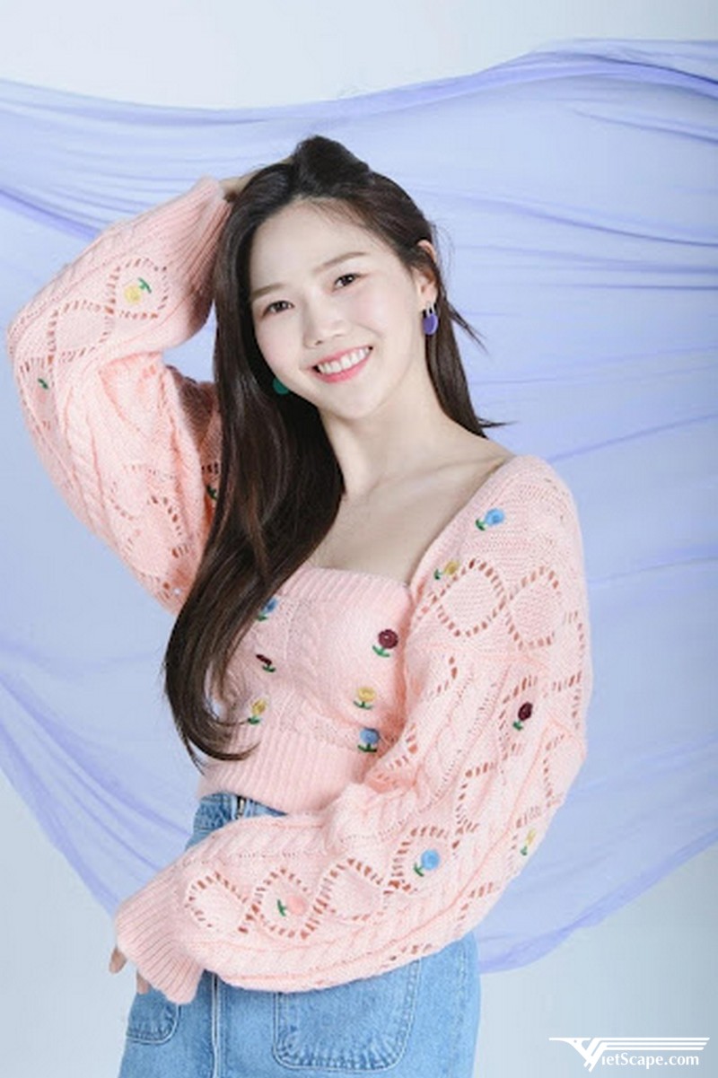 Hyojung gia nhập công ty WM Entertainment vào năm 2017