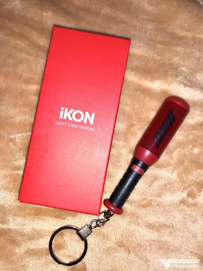 Lightstick Ikon tên là “Konbat” nổi bật với thiết kế giống như một chiếc gậy bóng chày