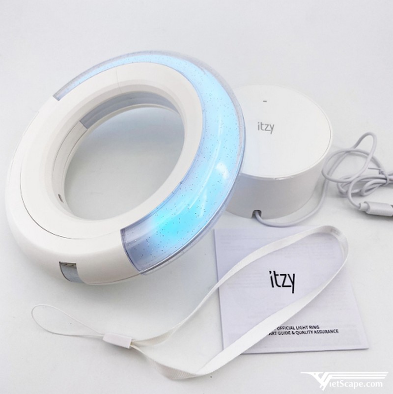 Lightstick Itzy được thiết kế ở dạng chiếc nhẫn khổng lồ có màu trắng và một nửa là đèn Led