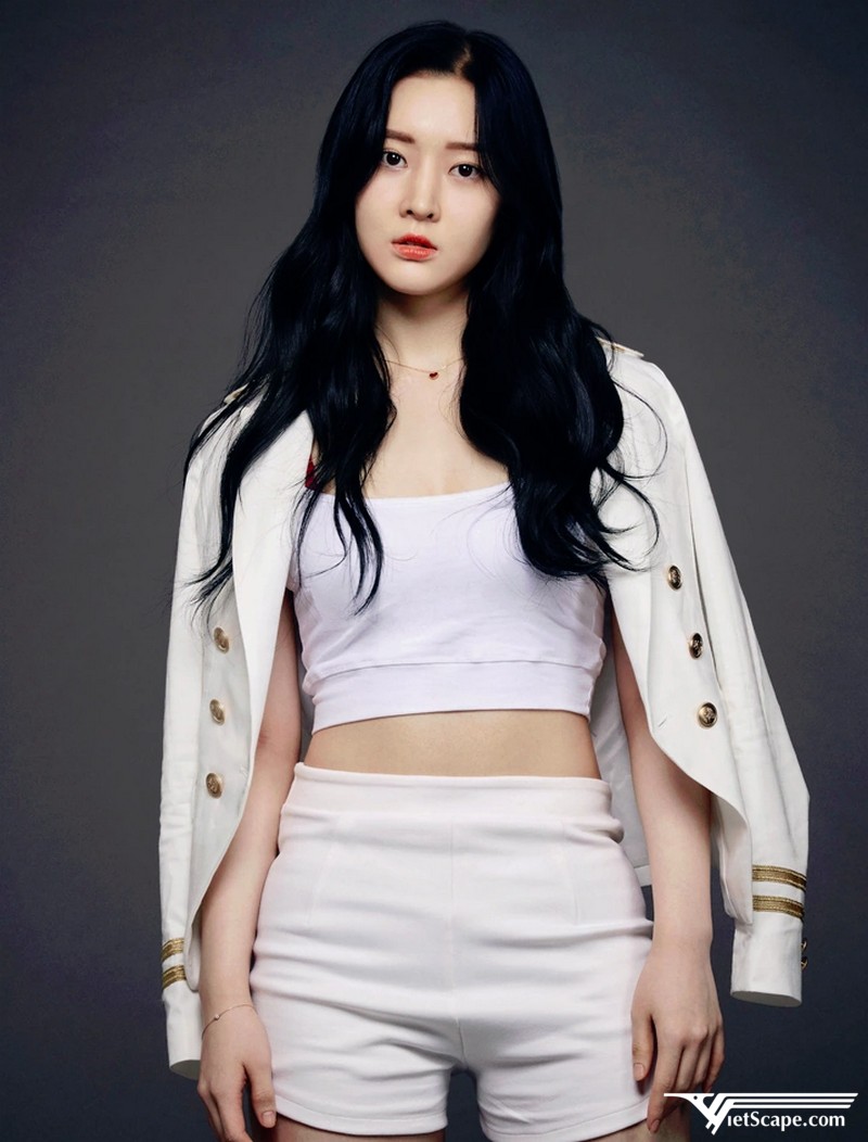 Areum là cựu thành viên của nhóm nhạc nữ nổi tiếng T-Ara và nhóm nhỏ T-Ara N4