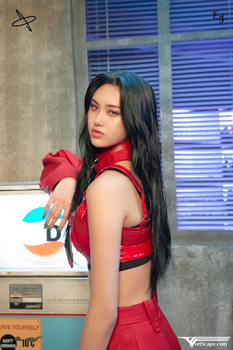 Aisha là thực tập sinh của Yuehua Entertainment và ra mắt cùng nhóm nhạc Everglow từ năm 2019