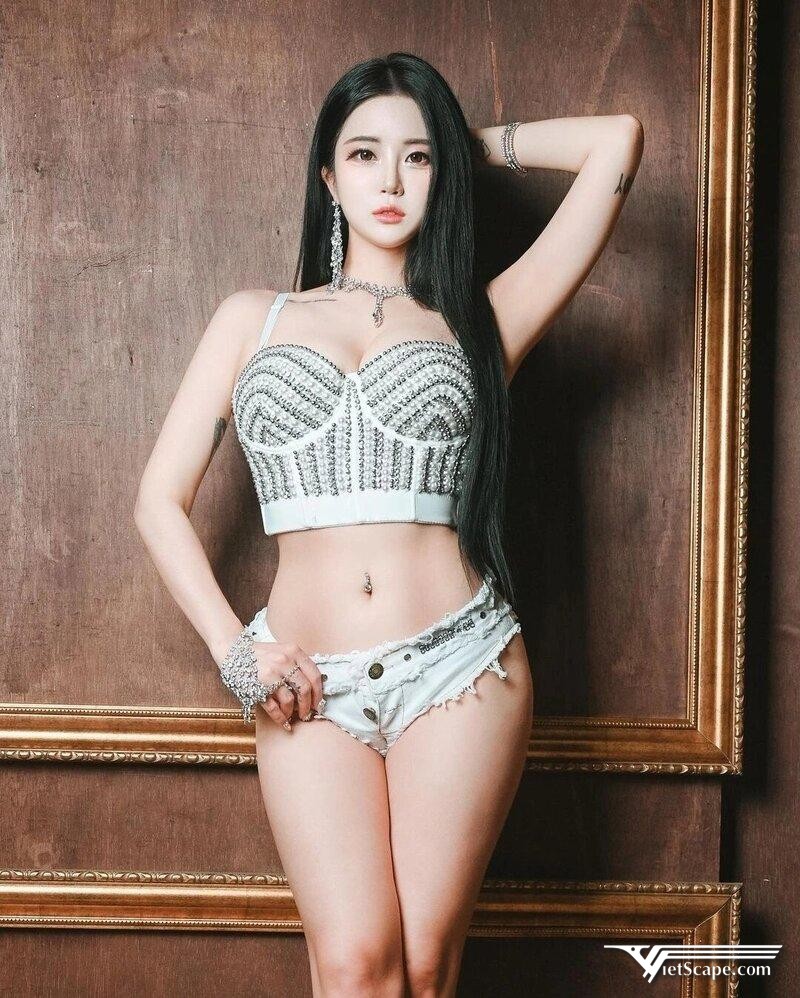 Bomi đã mong muốn trở thành thành viên của một nhóm nhạc nữ từ khi học cấp hai