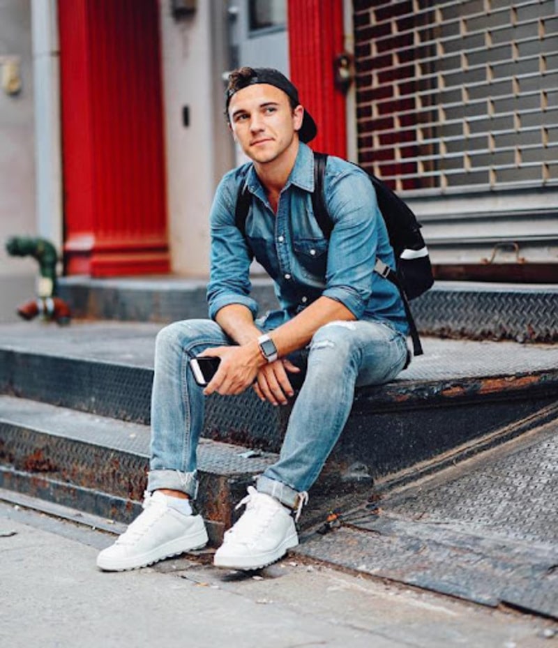 Cách kết hợp nguyên cây denim cùng giày sneakers 