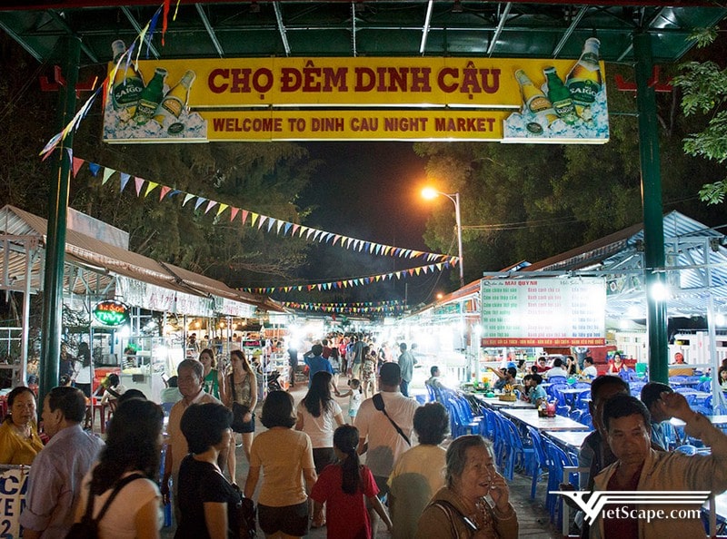 Chợ đêm Dinh Cậu là điểm đến nổi tiếng mà bạn nhất định phải khám phá khi ghé thăm Dinh Cậu
