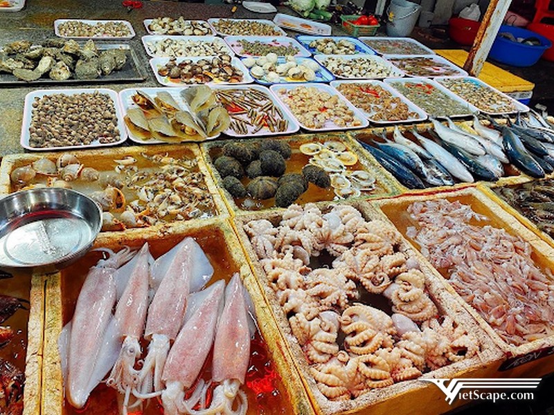 Chợ Đông Dương có nhiều hải sản, nhìn thôi cũng đủ gây thương nhớ
