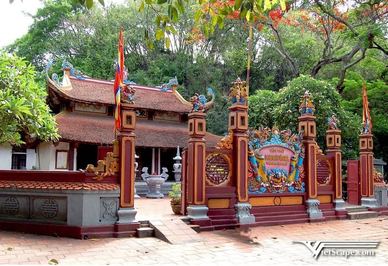 Đền thờ Trương Hán Siêu ở chân núi Non Nước