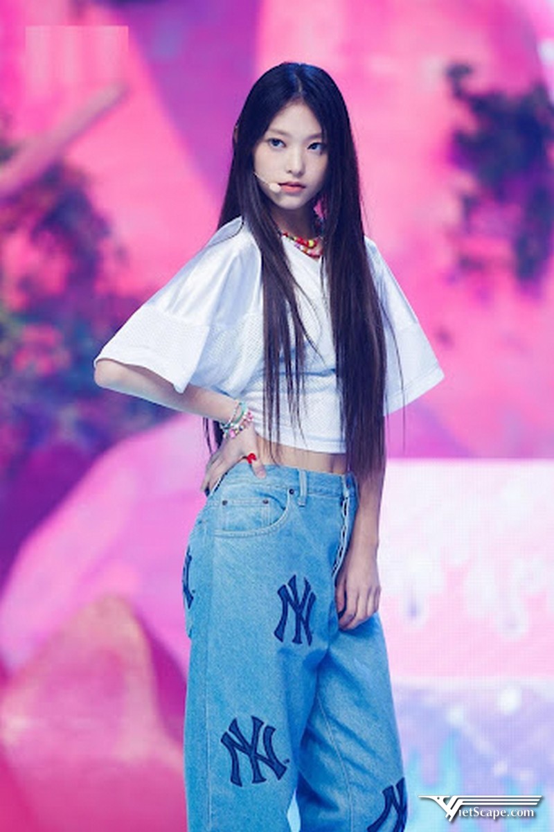 Haerin là thành viên chính của nhóm nhạc nữ Hàn Quốc tên là NewJeans