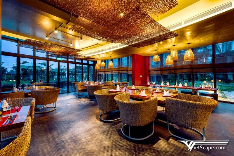 Hệ thống quán bar gồm Lounge bar và Ocean Bar