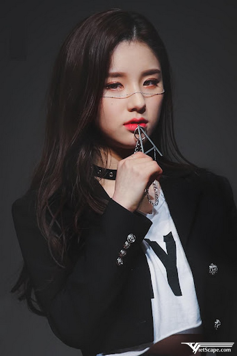 HeeJin lần đầu tiên muốn trở thành ca sĩ khi cô học cấp hai