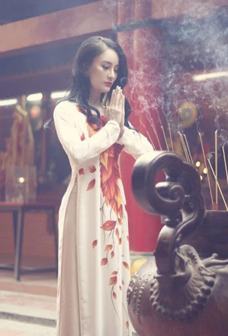 Hình ảnh tà áo dài khi lên đền, chùa