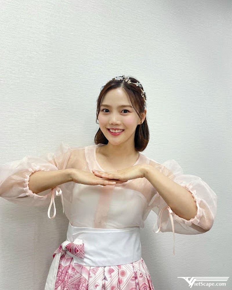 Hyojung ra mắt cùng nhóm nhạc Oh My Girl vào năm 2015