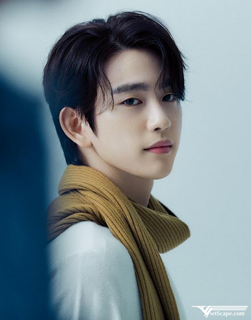 Jinyoung tham gia buổi thử giọng cho công ty SM Entertainment khi đang học năm thứ 6