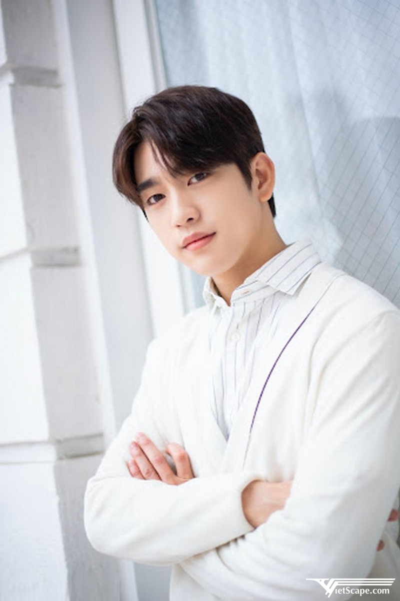 Jinyoung tham gia diễn xuất, JJ Project và ra mắt với nhóm nhạc GOT7 từ năm 2011 - 2014