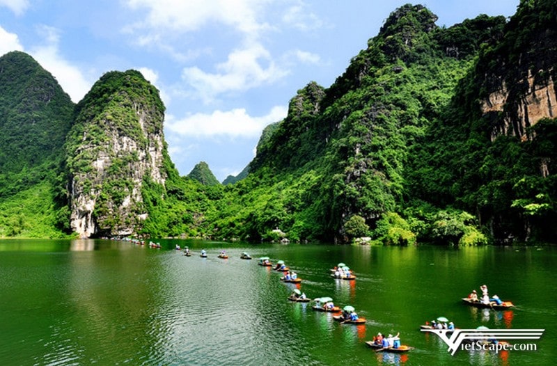 Không chỉ mang nét đẹp hoang sơ của non nước, Thung Nắng còn ẩn chứa vẻ đẹp kỳ bí của những hang động