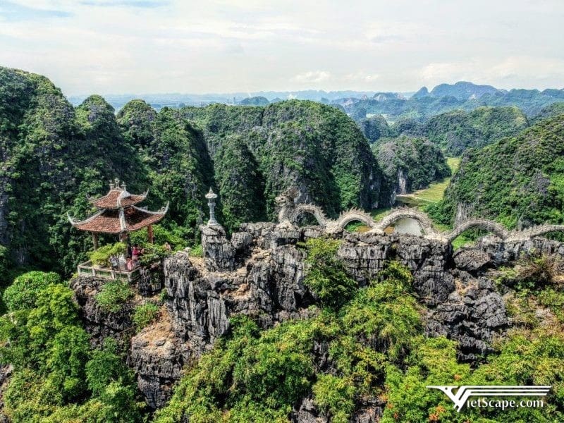 Khung cảnh Hang Múa khi nhìn từ trên cao