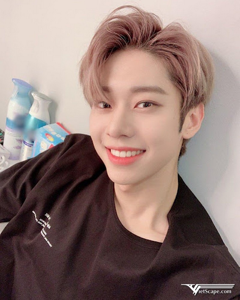 Kim Donghyun vướng tin đồn hẹn hò sau Fan Meeting