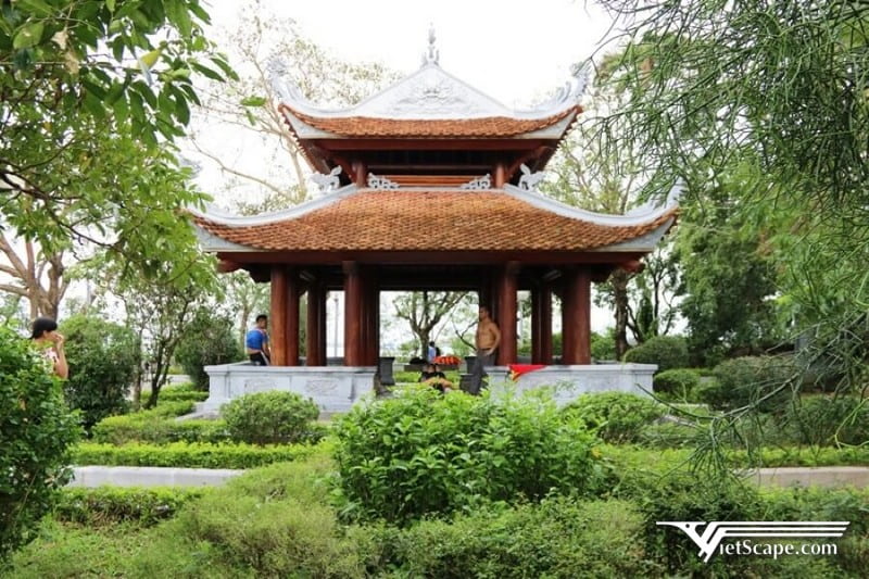 Lầu đón gió ở đỉnh núi Non Nước