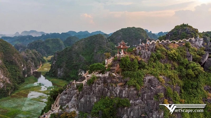 Màu xanh của trời, màu xanh của đồng lúa và những ngọn núi tạo nên một bức tranh cảnh vật hùng vĩ
