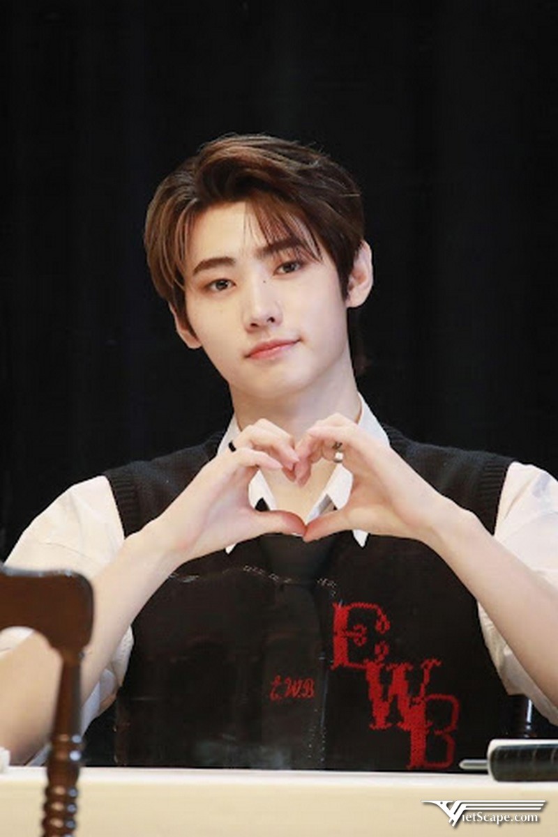 Một số hình ảnh về Sunghoon