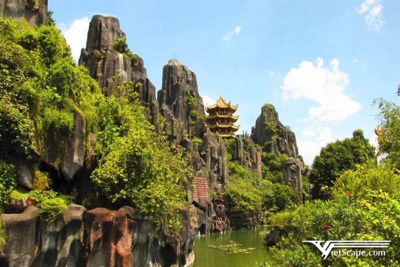 Núi Ngũ Hành Sơn được tạo nên từ 5 ngọn núi nhỏ hơn