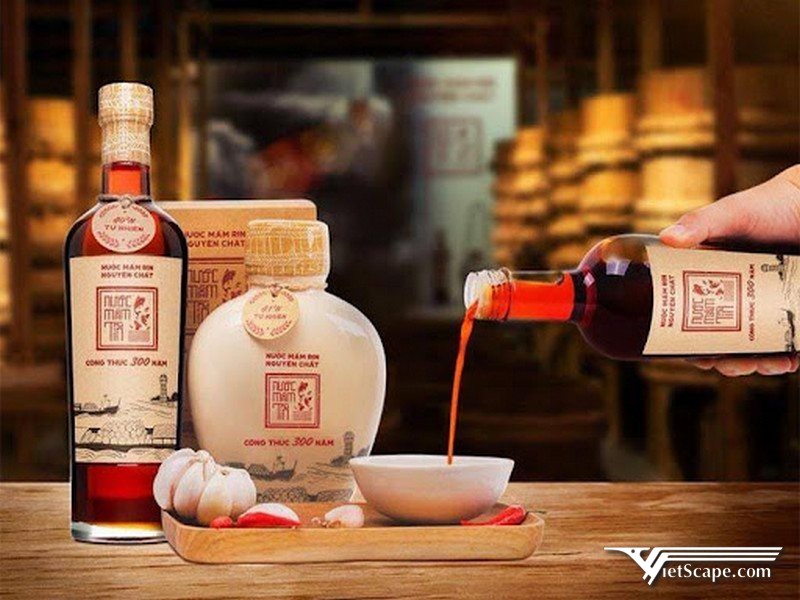 Nước mắm truyền thống là gợi ý đáng cân nhắc khi chọn mua quà tặng biếu