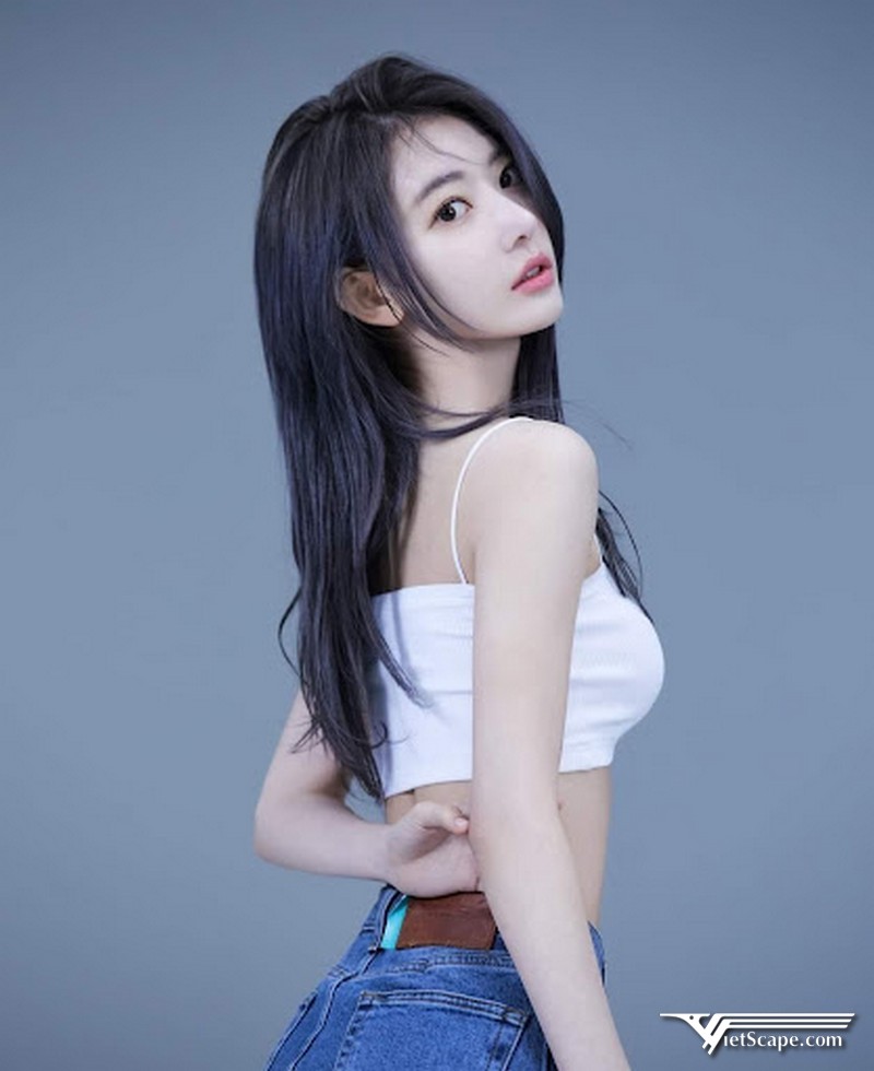 Sakura được công ty giới thiệu là thành viên đầu tiên của nhóm nhạc Lesserafim ngày 04/04/2022