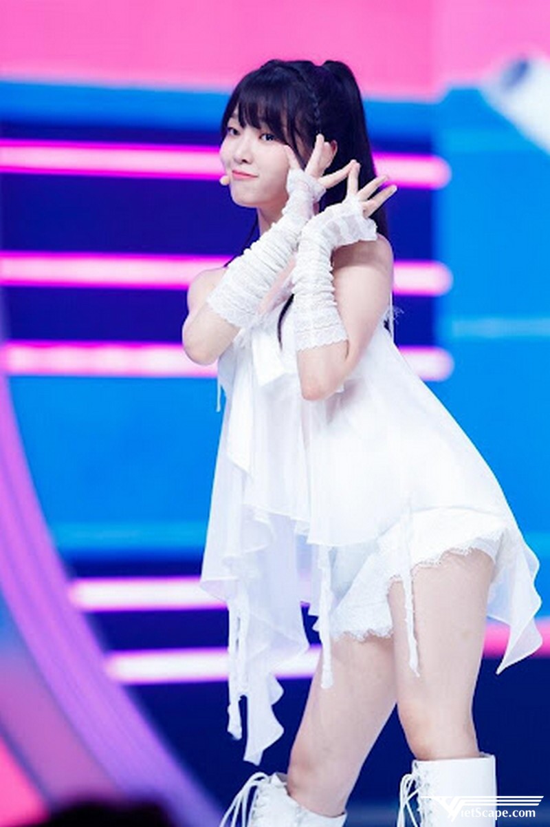 Seunghee ra mắt cùng nhóm nhạc Oh My Girl và hoạt động Solo từ năm 2015 – 2019
