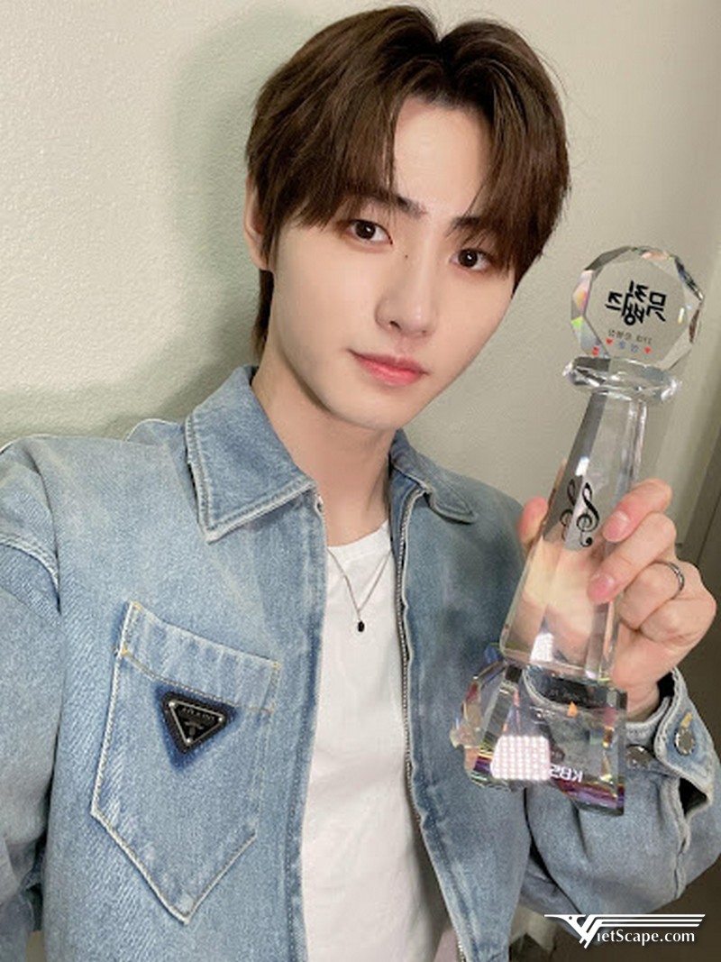 Sunghoon từng là thực tập sinh của công ty Big Hit Entertainment 