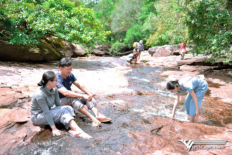 Suối Đá Bàn Phú Quốc là địa điểm picnic lý tưởng của nhiều bạn trẻ
