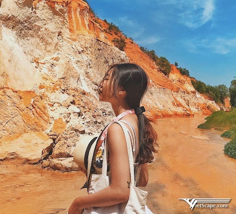 Suối Hồng với khung cảnh đẹp, hữu tình cực đáng để bạn đến trải nghiệm