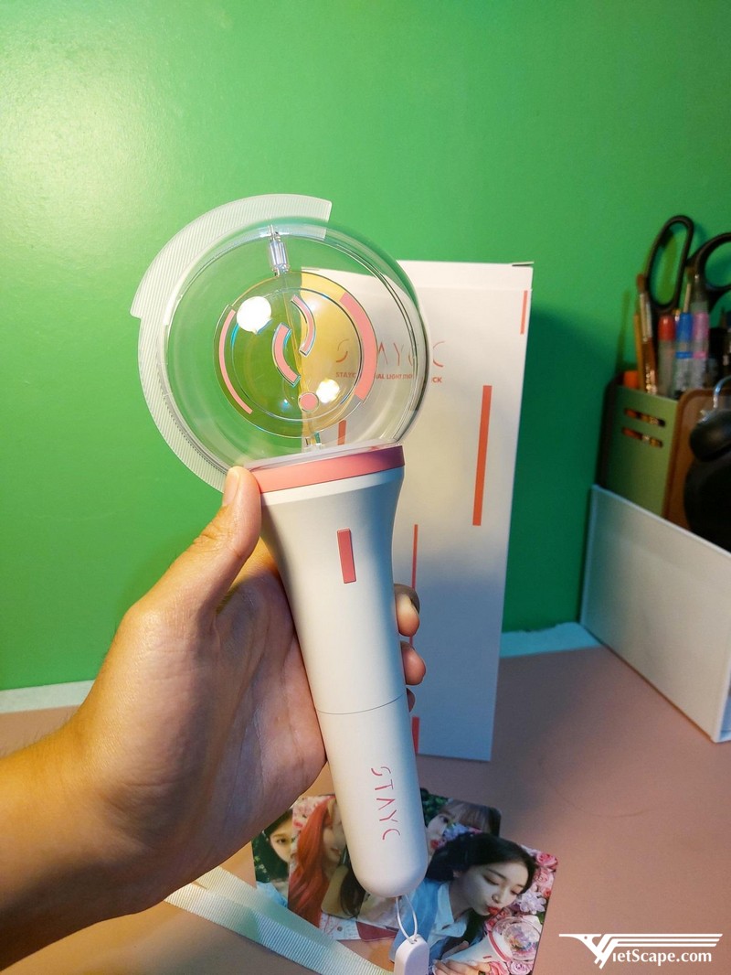 Thiết kế của Lightstick Stayc có hai màu chính là màu hồng - màu trắng.