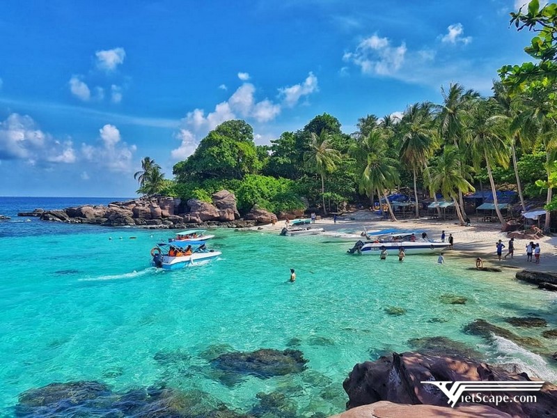 Dịch vụ câu cá có ở cả nam đảo và bắc đảo.