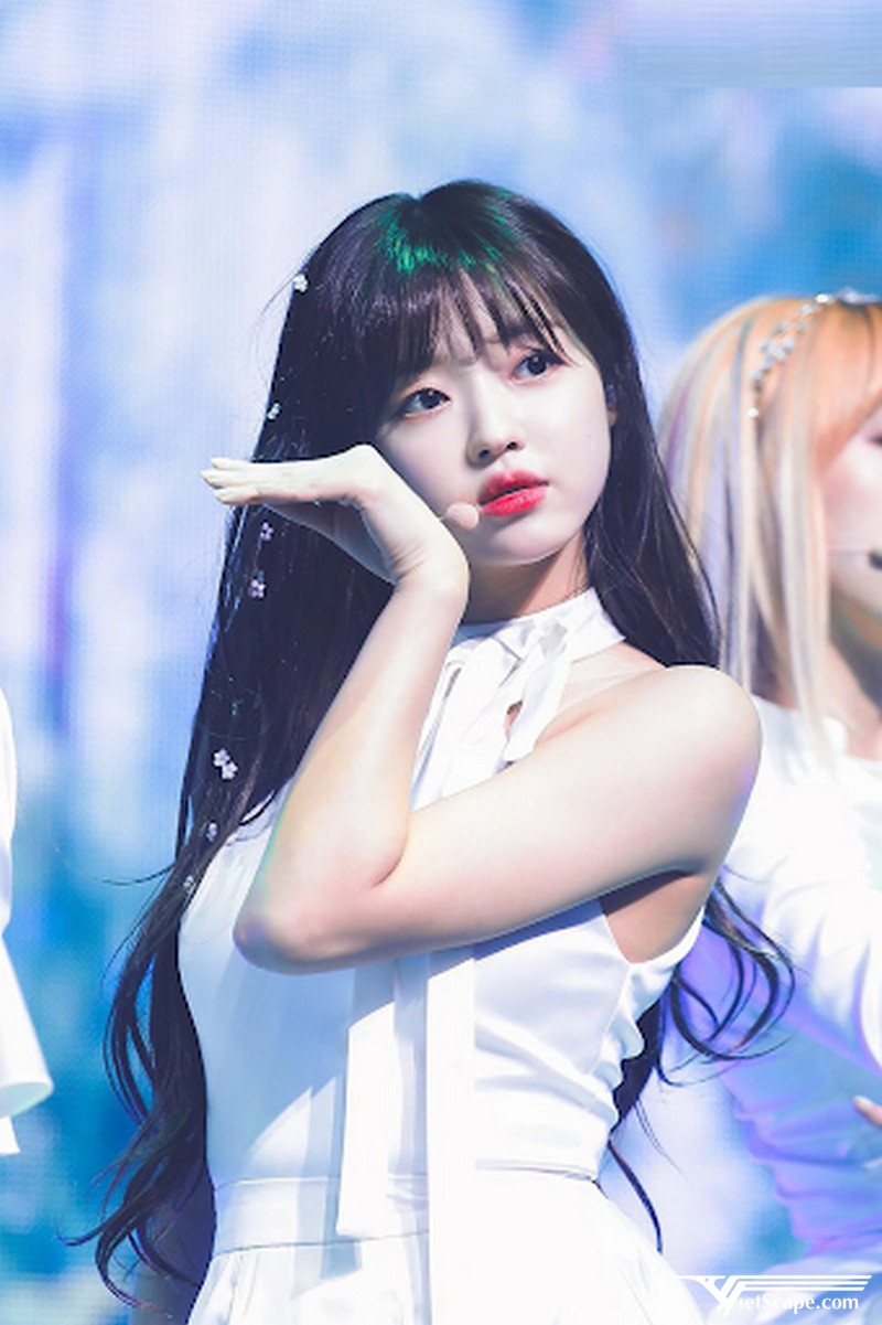 YooA ra mắt cùng nhóm nhạc Oh My Girl và các hoạt động khác từ năm 2015 - 2018